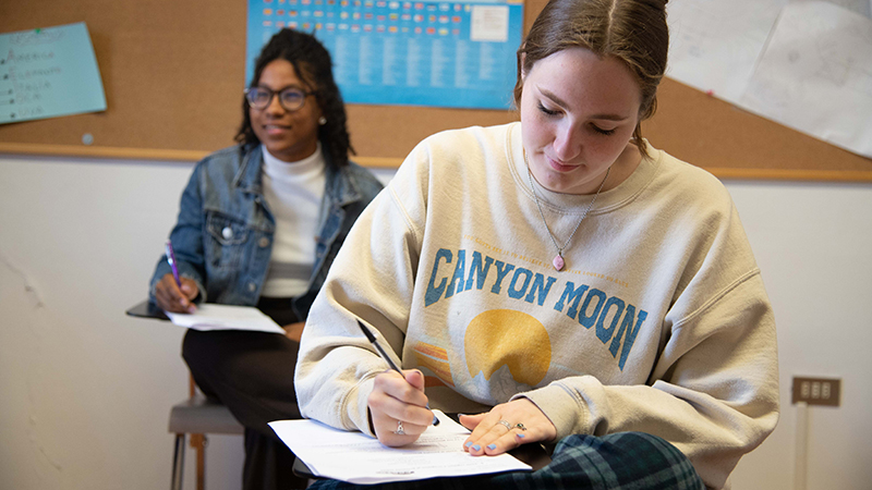 Fransheli Ventura ’23 and Emily Kelliher ’24 (front) in class.