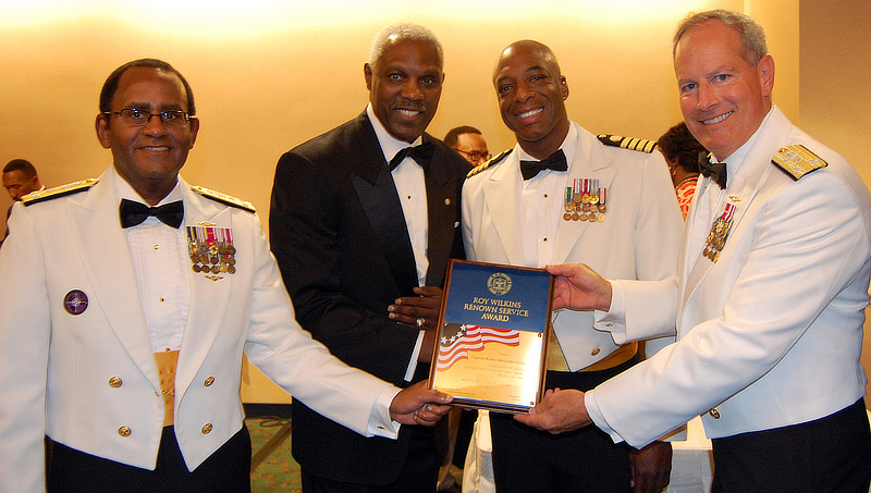 Dr. Robert Sanders receiving his award