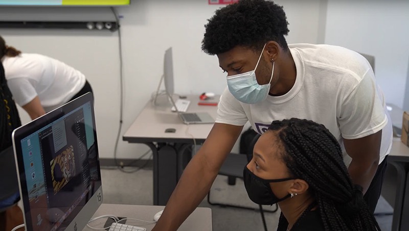 Christopher Colquhoun helping a student during Summer Studio.