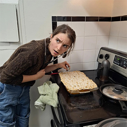 Beatrice Glaviano ’26 checks out her casserole.