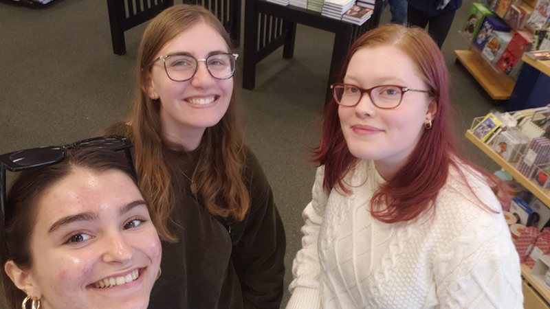 Beatrice Glaviano ’26 (left) and her friends.