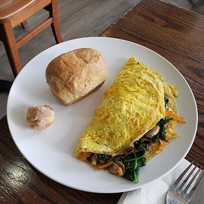 Beatrice Glaviano ’26 enjoys a tasty omelet. 