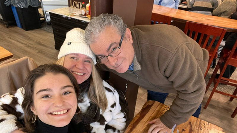 Beatrice Glaviano ’26 and her parents.